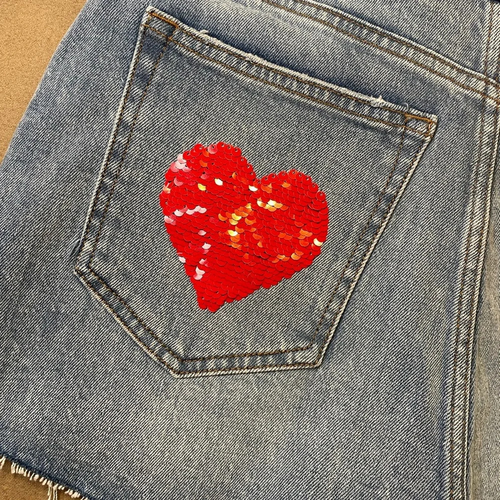 A&F Curve Love The Mom Short High Rise w Sequin Heart Size 4/27 NWT - Picture 8 of 15